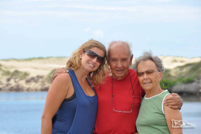 A Ana com seus sogros, o Joca e a Ixa, na barra do rio Chuí, fronteira entre Brasil e Uruguai, no Rio Grande do Sul